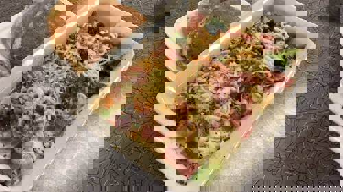 Vinnarbidrag i Resterkocken – Potstisgratäng med vegofärs, broccoli och smält ost serverad med hembakat bröd.