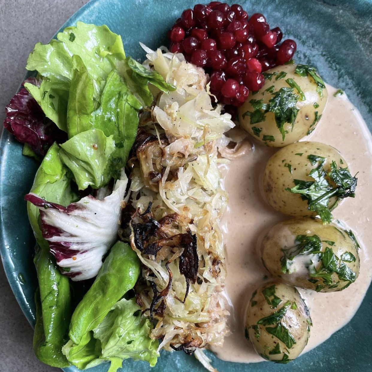 Rätt från en lunch med kål, kokt potatis och sås.